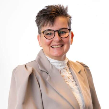 Esmaranda Aspect Ratio 1 1